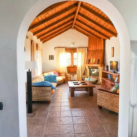 Villa Sleeps 8 Pool Wifi
