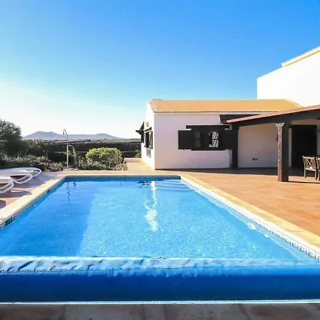 Villa Sleeps 8 Pool Wifi Lajares