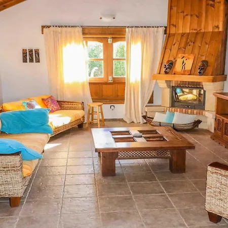 Villa Sleeps 8 Pool Wifi