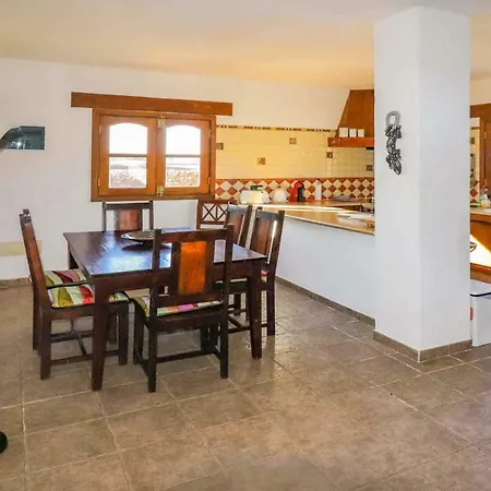 Villa Sleeps 8 Pool Wifi Lajares